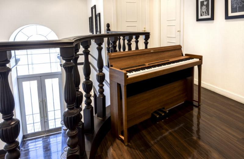 Un compositeur de musique moderne française en studio d’enregistrement, micro et casque, clavier, reflétant la création musicale contemporaine